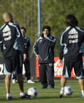 T�FF KAMP OM 4. PLASS: Argentina og Maradona er ikke p� sikker VM-plass. Foto: AP/Eduardo Di Baia