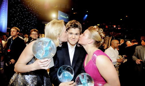 HEDRET: Magnus Carlsen ble hedret p� idrettsgallaen i fjor, b�de med pris og gratulasjonskyss av Katrine Lunde Haraldsen og Sara Nordenstam. Foto: THOMAS RASMUS SKAUG