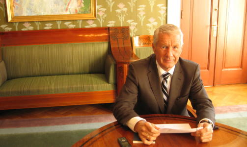 IKKE NERV�S: Thorbj�rn Jagland (58) er ikke nerv�s, men har �vd seg litt p� offentliggj�ringen av fredsprisen. Dagens offentliggj�ring er noe av det mest spesielle Jagland har v�rt med p�. Foto: Line Fransson