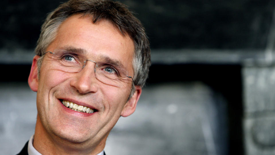 VIKTIG PRIS: - Det er en viktig pris fordi den kan bidra til � virkeliggj�re presidentens visjoner, sier Stoltenberg.
Foto: Lise �serud / Scanpix