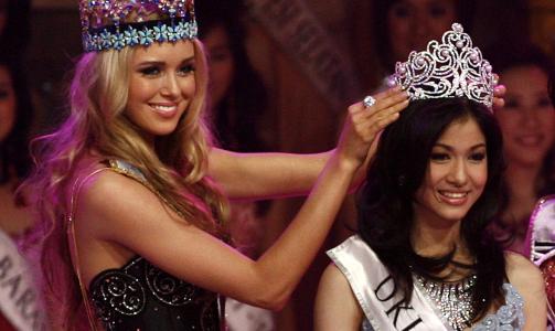 KANDIDAT? Ksenia Sukhinova (v) fra Russland, ble Miss World 2008 her kroner hun �rets vinner av Miss Indonesia 2009, Kerenina Sunny Halim. If�lge Sky News, er hun en like god kandidat til neste �rs pris. FOTO: SCANPIX