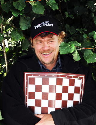 SJAKK OG SOVEPOSE: Lars Monsen er klar, sjakk er sport.