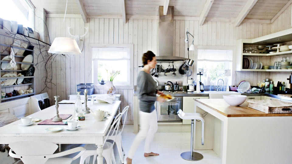 GOD TIL � BLANDE: Kirsten Visdal har nok boltreplass p� kj�kkenet i den nybygde delen av huset sitt. Sittebenken etter tante Live har v�rt med s� lenge hun kan huske, og st�r i kontrast til de hvite plaststolene fra butikken hennes - Kvist.  Alle foto: Nina Hansen