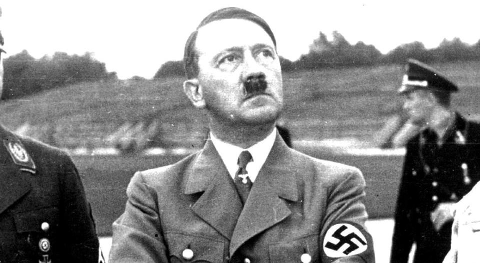 NAZIGULL I TENNENE: If�lge tyske forfattere skal Adolf Hitler ha f�tt 10 hull i tennene reparert med gull stj�let fra j�der drept i tysk fangenskap. Foto: Scanpix