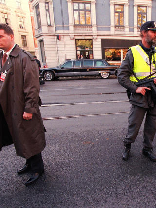 SIVILT OG UNIFORMERT: President Clinton tok seg tid til en kopp kaffe og en croissant p� Pascal konditori under sitt bes�k i Oslo i 1999. Det var et voldsomt politioppbud under hele bes�ket.  V�pnet politi holdt Drammensveien stengt under kafebes�ket.
Foto: Jon Eeg, SCANPIX