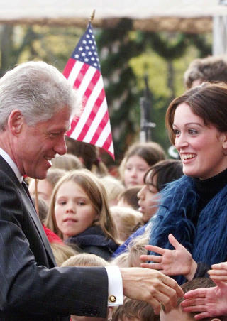STOR ST�HEI: Ingeborg Heldal ble rikskjendis under Bill Clintons Oslo-bes�k i 1999. Lignende tilstander er ventet n�r Obama kommer i desember. Foto: AP Photo/ Knut Falch / SCANPIX / Scanpix