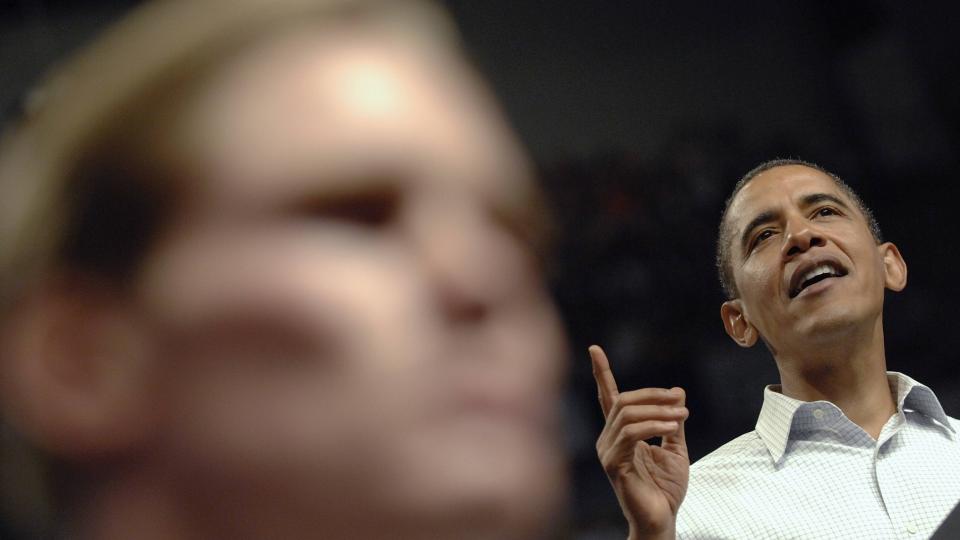 ALLTID P� PLASS: En Secret Service-agent holder vakt mens Barack Obama taler i Minnesota i forrige m�ned. Sikkerhetsstyrken kommer ogs� til Oslo i desember. Foto: REUTERS/Jonathan Ernst/Scanpix