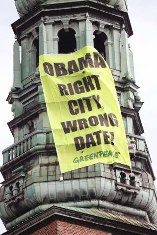 MARKERER SEG: Greenpeace demonstrerte og hang opp banner i K�benhavn, i anledning Obamas bes�k for � tale Chicagos OL-sak. 43 aktivister ble p�grepet. Foto:  AFP PHOTO SCANPIX / BAX LINDHARDT / Scanpix