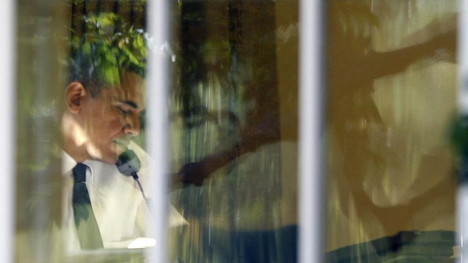 FREDSPRISVINNEREN: Barack Obama tok et par telefoner fra kontoret i g�r, blant annet til Thorbj�rn Jagland. Foto: REUTERS/Jason Reed/Scanpix
