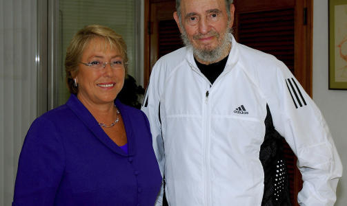 LIKER OBAMA: Fidel Castro, her fotografert i februar i �r sammen med Chiles president Michelle Bachelet. Foto: REUTERS/Government of Chile/Handout/Scanpix