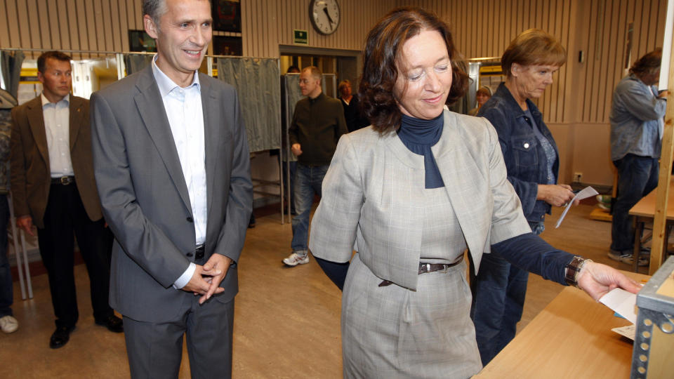 HAR V�RT DELVIS SYKEMELDT: Statsminister Jens Stoltenberg og hans kone Ingrid Schulerud avgir sin valgstemme p� Uranienborg skole i Oslo s�ndag ettermiddag. Foto: Lise �serud/Scanpix