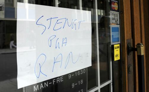 STENGT PGA RAN: Politiet leter n� etter de bev�pnede ranerne. Foto: John Terje Pedersen.