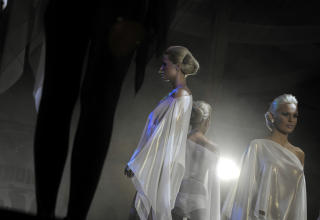  UNATURLIGE SKJ�NNHETER:  Deltakere i �Miss Plastic Hungary 2009�. Foto: AP Photo/Bela Szandelszky