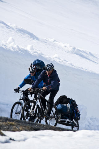  TOK ST�YTEN:  Her sykler Hallgeir Magne Lundemo med hengeren. Ved siden av er Tarjei Gautefall Nicolaisen. Foto: TVNorge
