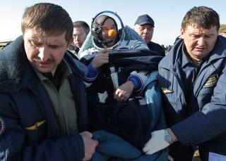 HUM�RET P� TOPP: Milliard�rklovnen Guy Laliberte benyttet en siste anledning til � klovne for sinne romfarerkolleger kosmonaut Gennady Padalka og astronaut Michael Barratt etter landingen i Kazakhstan. Foto: EPA/YURI KOCHETKOV/SCANPIX