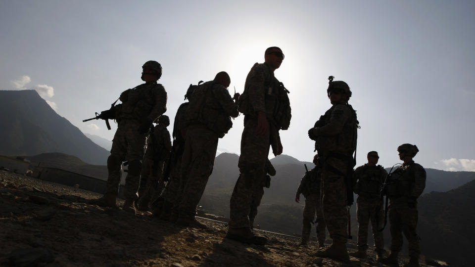 HAR IKKE LOV TIL � SI DET HVIS DE ER HOMOFILE: Disse amerikanske soldatene som ble fotografert i Kunar-provinsen i Afghanistan i juli i �r har ikke lov til � si det hvis de er homofile. N� lover president Obama � holde l�ftet. Foto: REUTERS/Tim Wimborne/Scanpix
