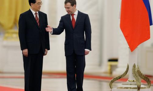 ENIGE: Programmet ble godkjent av den russiske presidenten Dmitrij Medvedev (t.h.) og hans kinesiske kollega Hu Jintao (t.v.).