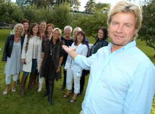 - EN FIN FYR:  Signe Grongstad (midten foran) sa til �God Kveld Norge� at hun og tv-bonden Calle hadde god kjemi. Foto: TV 2