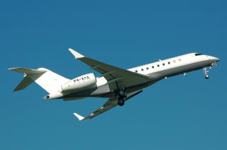 OPRAHS FLY: If�lge Wall Street Journal eier Oprah et slikt Global Express XRS-fly fra produsenten Bombardier Aerospace. Foto: ADRIAN PINGSTONE via Wikipedia (public domain)