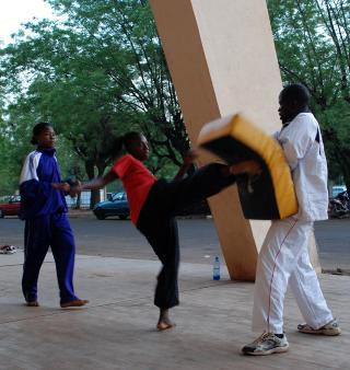 KJ�NNSFORSKJELL? Tilsynelatende ikke s� stor forskjell p� idretten til jentene og guttene Bamako, hovedstaden i muslimske Mali. Foto: Bj�rn O. Evju