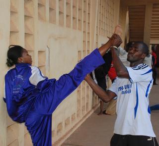 R�FFE SPARK: Kampsport er jenteidrett god som noe i Bamako. Foto: Bj�rn O. Evju