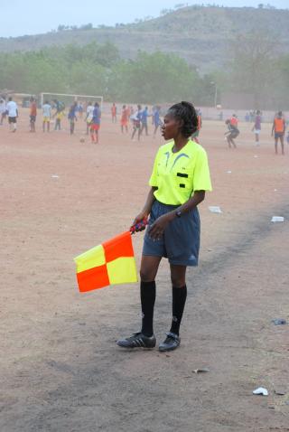 H�Y STANDARD: Mali har utviklet flere kvinnelige toppdommere. Djeneba Dembele er en av de beste som ogs� d�mmer guttas toppkamper. Foto: Bj�rn O. Evju