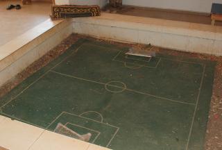 NOE SLITT: I sin tid �pnet FIFA-president Sepp Blatter Fotballens Hus i Bamako. Seinere er lobbyen blitt noe mindre elegant. Foto: Bj�rn O. Evju