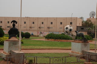 HVILKEN PARK: Midt i byen ligger minneparken fra dengang Mali arrangerte Afrikamesterskapet i fotball. Foto: Bj�rn O. Evju