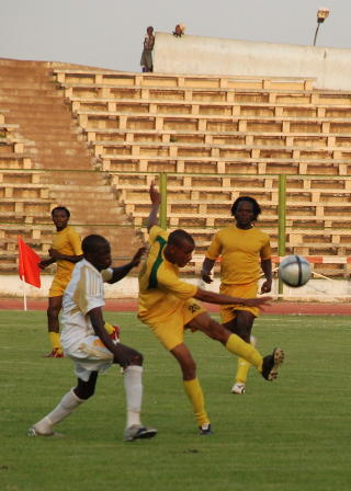 STOR FORSKJELL: Det kan v�re glissent p� toppkamp i Bamako ogs�. Foto: Bj�rn O. Evju