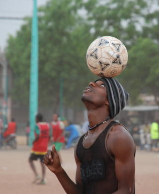 NOK AV TALENT: I Bamako finner du ballkunstnere p� hver eneste �pne plass. Foto: Bj�rn O. Evju