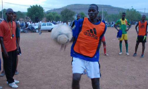 FOR SEINT? Fofane Issa er 23 �r, men h�per fortsatt p� en karriere i Europa. Det er derfor han trener fotball minst fire timer hver dag. Foto: Bj�rn O. Evju