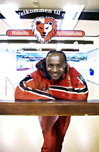 LOKALARBEIDEREN: Godwin Nwankwo har jobbet godt i �revis med � dra inn innvandringsungene i idretten. Men selv ikke han klarte � f� samlet deltakere til et lagbilde denne kvelden. Foto: Nina Hansen