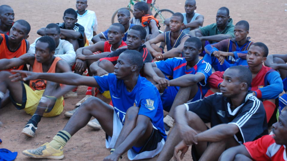 S� MANGE H�P: Hele Bamako er pakket med unggutter som vil l�re fotball og komme seg ut. Foto: Bj�rn O. Evju