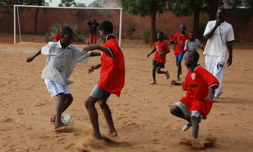 FOTBALLEN HJALP: Da Sidibe selv var elev p� Amaldeme, hjalp fotballferdighetene ham til � f� det bedre. Foto: Bj�rn O. Evju