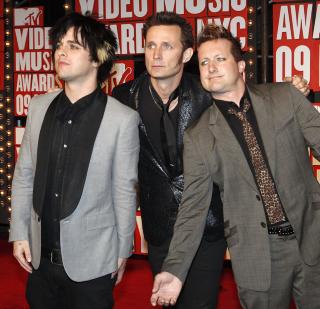 GREEN DAY: Billie Joe Armstrong, Tre Cool og Mike Dirnt p� MTV Video Music Awards i New York 13. september i �r. Foto: REUTERS/SCANPIX