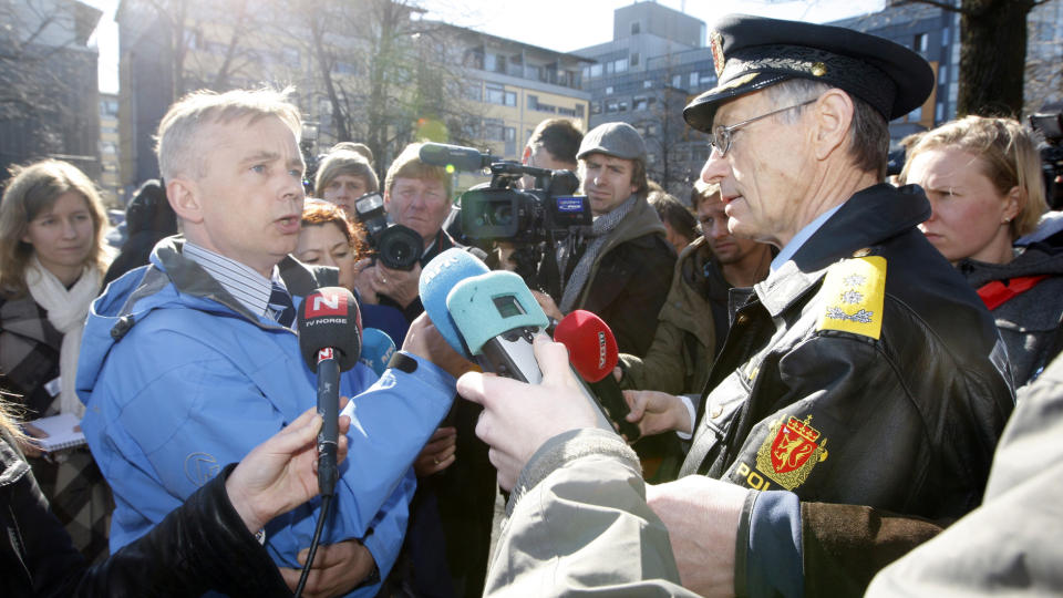 F�R FRISKE PENGER: Justisminister Knut Storberget (t.v.) og Oslo-politimester Anstein Gjengedal. Foto: Lise �serud / SCANPIX