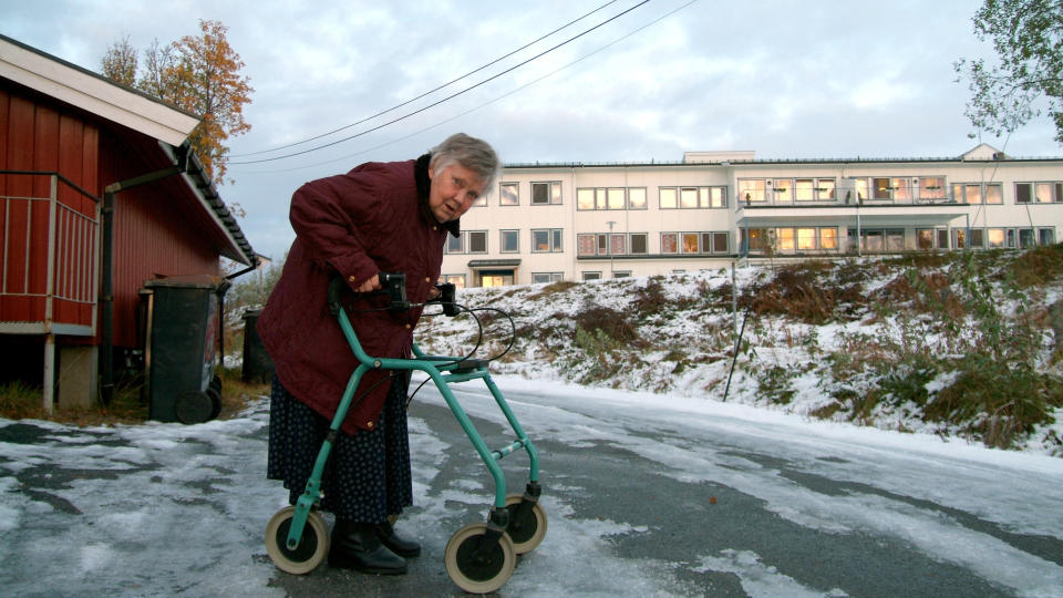 MISTER LIVSKVALITETEN: - Det er forferdelig � se mor miste livskvaliteten p� denne m�ten, sier Laila Larsen (39). lere steder har eldreb�lgen allerede sl�tt innover landet. I nordlandskommunen Ballangen har det allerede blitt flere eldre enn det kommunen makter � hjelpe. En som har merket det er moren til Laila, Hj�rdis Larsen (75). Foto: RUNE DAHL