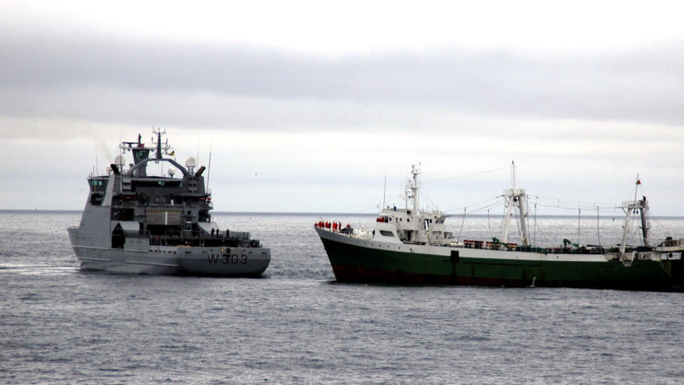 ULOVLIG FISKE: I 2006 tok KV Svalbard denne tr�leren for � ha fisket i Smutthullet. En rapport avlevert til Helga Pedersen viser at nordmenn er med i internasjonale nettverk som omsetter ulovlig fisk. N� kommer det penger til � etterforske dem. Foto: Kystvakten / SCANPIX 


HANDOUT