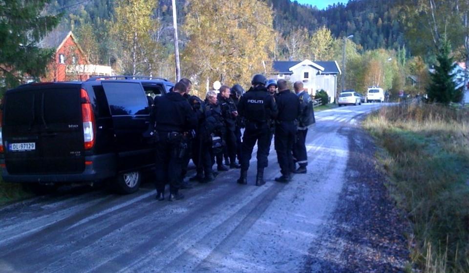 MANN FORSKANSET SEG I HUS: Politiet i Namsos forhandler med en mann i tidlig 20-�rene som har forskanset seg i et bolighus i Bangsund utenfor Namsos. Mannen har knivstukket en kvinnelig bekjent. Foto: Martin H�gensen