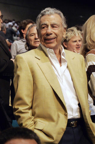 BYGGET OPP LAS VEGAS, N� ARMENIA: Eksilarmener og Los Angeles rikeste mann Kirk Kerkorian har gjennom sin stiftelse Lincy Foundation gitt store bel�p til Armenia. Fra 2001 til 2004 ga han 170 millioner dollar til restaurering av Jerevan. Foto: AP /Kevork Djansezian