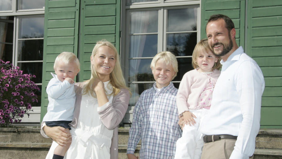 KRAFTIG L�NNS�KING: For kronprinsparet. Fra venstre kronprinsesse Mette Marit med prins Sverre Magnus, hennes eldste s�nn Marius, og kronprins Haakon med prinsesse Ingrid Alexandra. Foto: SCANPIX