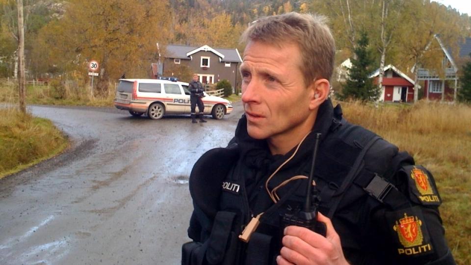 TR�R VARSOMT: Innsatsleder Arild Syvertsen i Nord-Tr�ndelag politidistrikt avventer med � sende sine menn inn i huset hvor den bev�pnede gjerningsmannen befinner seg. Mannen er i det gr� huset med hvite karmer i bakgrunnen. FOTO: MARTIN H�GENSEN/ Dagbladet