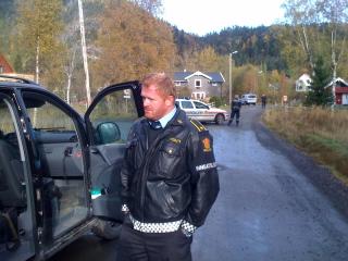 FORHANDLEREN: Morten Heggdal har fors�kt � forhandle med gjerningsmannen siden politiet kom til stedet i dag morges. Fortsatt har vedkommende ikke villet komme ut av huset. FOTO: MARTIN H�GENSEN