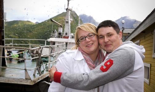 TREBARNSFORELDRE: - Vi merker ikke s� stor forskjell p� to og tre unger. Jeg har blitt en roligere mor, sier Susanne som er mye alene hjemme mens mannen Tor Espen jobber p� havet. Foto: TV 2.