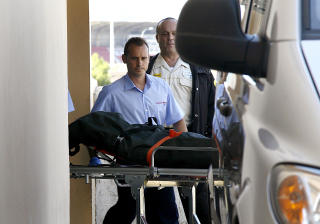  D�DE PLUTSELIG:  Her fraktes Stephan Gatelys b�re vekk fra leiligheten. AFP PHOTO/ Jaime REINA