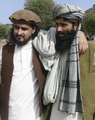 HOLDER TIL I WAZIRISTAN: Lederen av pakistansk Taliban Hakimullah Mehsud (til venstre) har tilhold i S�r-Warizistan. Her er han sammen med Talibans talsmann Azam Tariq. Foto: AP/Ishtiaq Mehsud