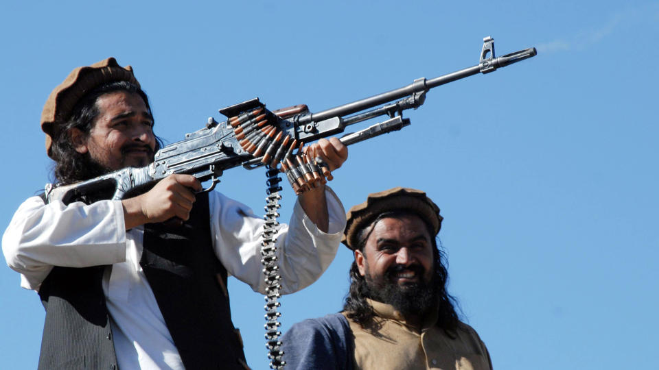 SMILER: Taliban-grunnlegger Hakimullah Mehsud (t.v.) poserer for pressen i oktober i fjor. Mehsud er n� d�d, men Taliban st�r fjellst�tt i Pakistan. Foto: AFP PHOTO/A MAJEED/Scanpix