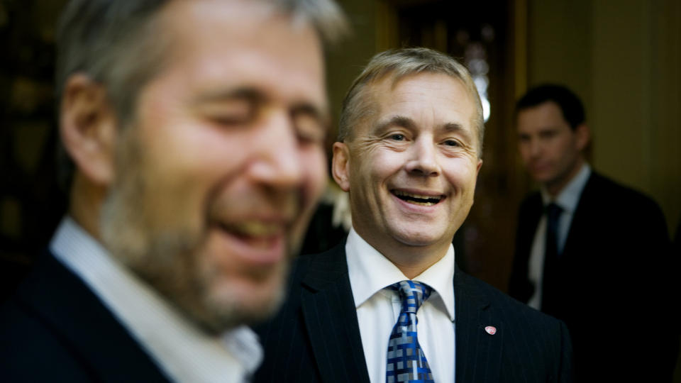 VAR I KONFLIKT: Da justisminister Knut Storberget (t.h.) og Politiets Fellesforbund, Arne Johannessen, endelig kom til enighet var de begge blide. Foto: Jon-Michael Josefsen/Scanpix