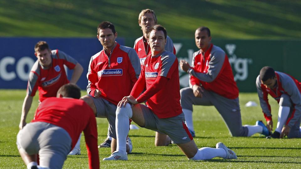 - INGEN ER TRYGGE: Kapteinen p� det engelske landslaget, John Terry (i midten) strekker ut under dagens trening. England er allerede klare for VM-spill til sommeren, men Terry sier ingen spillere er trygge p� en plass i troppen. Foto: Eddie Keogh/Scanpix