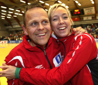 MER SUKSESS: Trener Thorir Hergeirsson fortsetter seiersrekka med keeper Katrine Lunde og resten av landslaget. Foto: Bj�rn Sigurds�n / Scanpix